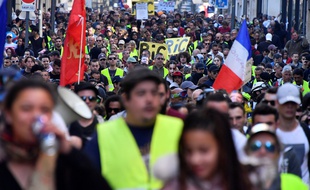 Des gilets jaunes manifestent lors de l'acte 15.