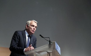 Jean-Marc Ayrault s'est engagé mardi à ce que "la moitié" des investissements d'avenir soit consacrée à la "transition écologique".