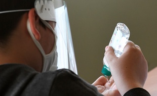 Un élève utilise du gel hydroalcoolique (image d'illustration).