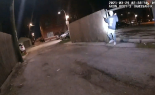 Adam Toledo, 13 ans, a levé les mains en l'air avant d'être abattu par un policier de Chicago le 29 mars 2021.