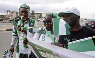 Des supporters nigérians défilent dans les environs de Lagos pour encourager leur équipe, le 16 juin lors du match contre l'Iran