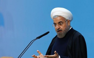 Photo fournie par les autorités officielles, du président iranien Hassan Rohani durant sa conférence de presse à Téhéran le 4 janvier 2015