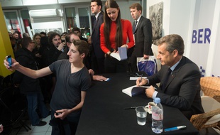 Le président Les Républicains Nicolas Sarkozy en séance de dédicaces, le 26 janvier 2016 à Strasbourg.