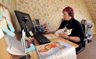 "Virgin Mobile bonjour!", lance Gaëlle Boissière, qui, chaussons aux pieds et casque vissé sur les oreilles, est salariée chez Webhelp, un centre d'appels qui expérimente le travail à domicile depuis l'été dernier.