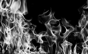 "Je réussis enfin à écarter le métal incandescent et, alors que les premières flammes commençaient à me lécher les pieds"