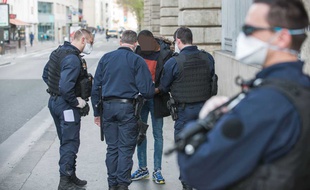 Illustration d'un contrôle de police lié au confinement.
