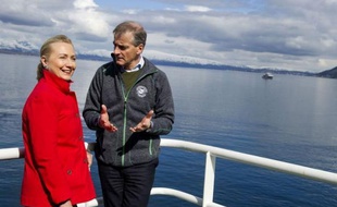 La secrétaire d'Etat américaine Hillary Clinton s'est rendue samedi dans l'océan Arctique pour y examiner les effets du réchauffement climatique, qui aiguise les rivalités de plusieurs pays pour les vastes réserves pétrolières de la région.
