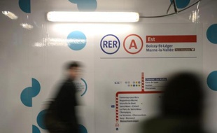 Des usagrs du RER A à la station Châtelet-Les Halles à Paris, le 29 janvier 2015