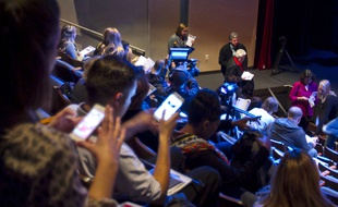 Ce type de conférences se multiplie dans les écoles.