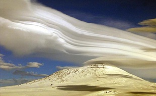 Le Mont Erebus sur l'île de Ross dans l'Antarctique en janvier 2004