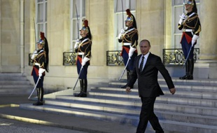 Vladimir Poutine quitte l'Elysée, le 2 octobre 2015 à Paris