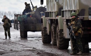 Un convoi de soldats ukrainiens sur la route à Kramatorsk, dans la région de Donetsk, le 24 décembre 2014