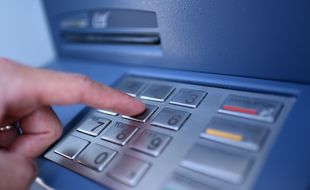 Les clients de la Banque Postale n'ont plus besoin de sortir leur carte bleue ni de faire leur code pour payer en ligne.