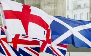 Les drapeaux anglais, britannique et écossais à Londres, en 2014.