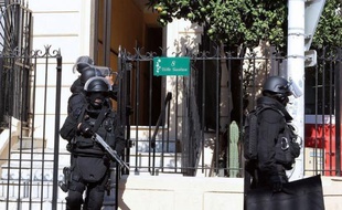 Les jeunes radicaux musulmans, qui fréquentaient la mosquée de Cannes et ont été pris dans un coup de filet antiterroriste, étaient des "marginaux ignorants" de leur religion, a estimé lundi le recteur Mustapha Dali dans un entretien à la radio France Bleu Azur.