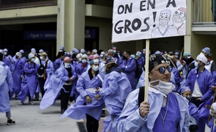 Une manifestation d'infirmière au CHU de Rennes le 17 mai 2021.