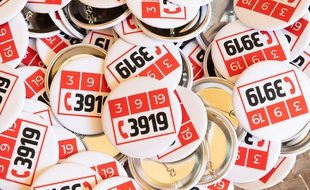 Des badges pour contacter le numéro d'aide des victimes de violences conjugales