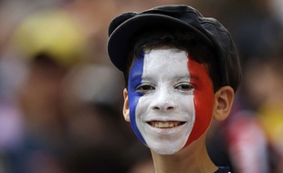 Illustration d'un jeune garçon avec le visage peint aux couleurs de la France.