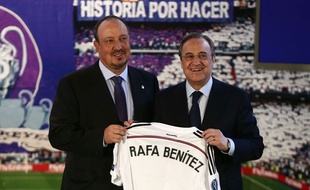 Rafael Benitez pose avec Florentino Perez lors de sa présentation le 3 juin 2015.