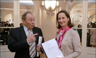 L'ancien Premier ministre Michel Rocard confirme, dans un entretien à Paris-Match à paraître jeudi, avoir demandé à Ségolène Royal de retirer sa candidature à l'élection présidentielle de 2007 pour prendre sa place, au motif qu'"elle était fichue".