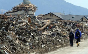 Le Japon a considérablement accru vendredi son estimation sur la quantité de débris dus au séisme et au tsunami de mars 2011 qui devraient avoir atteint les côtes d'Amérique du Nord d'ici à octobre prochain, selon les médias.