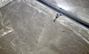 Vue aérienne de lignes de Nazca dans le désert péruvien