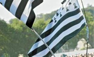 77 % des natifs bretons vivent aujourd'hui dans la région.