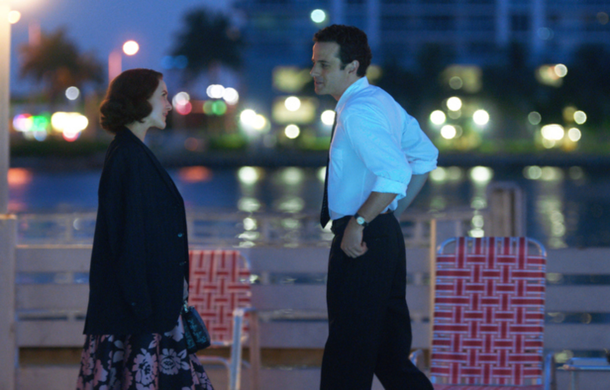 Distribution De La Fabuleuse Mme Maisel The Marvelous Mrs Maisel » : Pourquoi la romance entre Lenny Bruce, légende  du stand-up, et Mrs Maisel est impossible ?