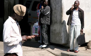 Des hommes téléphone avec leur portable à Soweto en Afrique du Sud le 24 avril 2010.