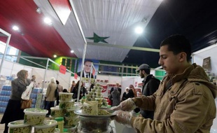 Un stand de halva à la foire organisée par la Chambre de commerce et d'industrie syrienne à Damas le 14 avril 2015