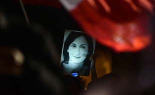 Portrait de Daphne Caruana brandi par les manifestants