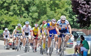 Hier, ils étaient une centaine de cyclistes amateurs à bouder le Tour à la télé pour disputer une course à Maumusson.