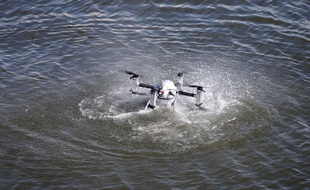 Un drone étanche au dessus de l'eau. (AP Photo/Mel Evans)/NJME101/16175535850186/1606231821