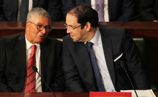 Le Premier ministre tunisien, Youssef Chahed (à droite), en discussion avec le ministre de la défense Abdelkrim Zbidi, le 6 septembre 2017 peu après un remaniement ministériel qui a actoryé des postes clés à d'anciens ministres du dictateur Ben Ali.