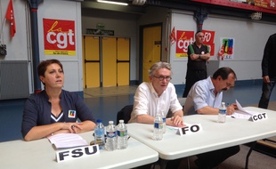 Bernadette Groison, de la FSU, Jean-Claude Mailly, de FO, et Philippe Martinez, de la CGT, au meeting de l'intersyndicale opposée à la loi travail, le 6 juillet 2016 au gymnase Japy à Paris.