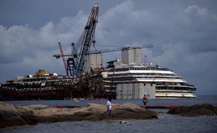 Le paquebot Concordia, échoué depuis deux ans et demi devant l'île toscane du Giglio, le 26 juin 2014