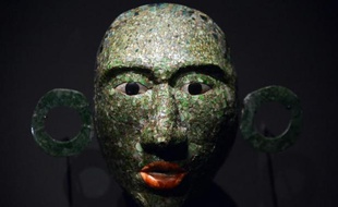 Un masque funéraire présenté dans l'exposition sur les Mayas au musée du quai Branly, le 6 ocotbre 2014, à Paris