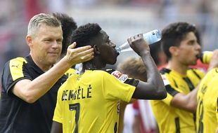 Ousmane Dembélé se rafraîchit lors du match Dortmund-Mainz, le 27 août 2016.