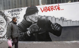 Fresque réalisée à Paris par le collectif Black Lines sur le mouvement des «gilets jaunes» et notamment l'ex-boxeur Christophe Dettinger.