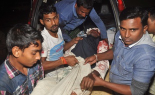 Un homme blessé après l'attaque d'une mosquée chiite au Bangladesh le 26 novembre 2015.