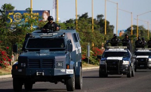 Les forces de sécurité mexicaines, armée et police fédérale, ont repris l'initiative mardi dans l'Ouest du Mexique face aux narcotrafiquants, dont elles ont occupé une ville-bastion, et aux milices d'autodéfense qu'elles désarment au risque de violences faisant au moins un mort.