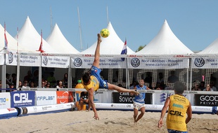 Le foot-volley est un sport qui vient du Brésil.