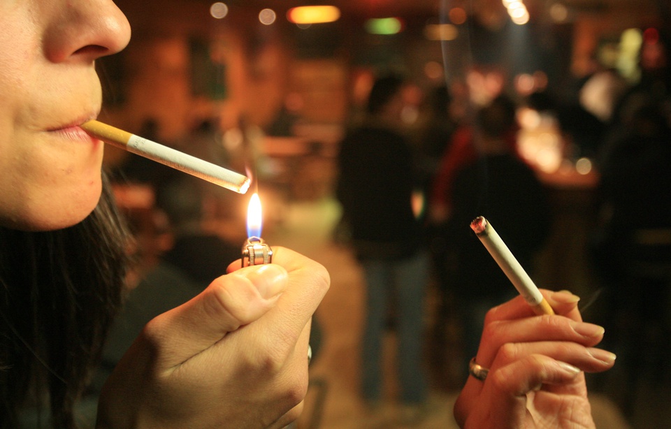 Le groupe Bic lutte contre les briquets non conformes 960x614_jeune-fille-qui-allume-une-cigarette-briquet-groupe-de-jeunes-filles-fumee-bar-foule-soiree-dans-un