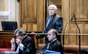 L'ex-maire de Vence Christian Iacono (au second plan), à son procès en révision, le 16 mars 2015 à Lyon