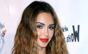 Nabilla Benattia à la première du Fashion Freak Show de Jean-Paul Gauthier aux Folies Bergères, à l'occasion de la Fashion Week à Paris en septembre 2019.
