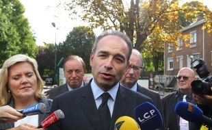 Jean-François Copé, secrétaire général et candidat à la présidence de l'UMP, a assuré lundi que le traité budgétaire européen allait contraindre au "courage politique", alors que François Hollande "en manque singulièrement".