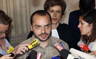 François Lambert, le neveu de Vincent, accompagné de son avocate, Me Madeleine Munier-Apaire, sexprime après la décision du Conseil dEtat du 24 juin 2014 darrêter le traitement de son oncle.