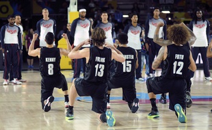 L'équipe néo-zélandaise de basket exécute le haka avant un match contre les USA, le 2 septembre 2014, en Espagne.