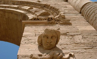 Les ruines d'Hatra en Irak, une cité vieille de 2000 ans inscrite au patrimoine mondial de l'Unesco, située à 320 km au nord de Bagdad, le 27 juillet 2005.