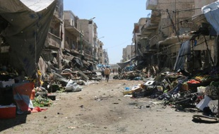 Un marché détruit à Maaret al-Noomane, dans la province syrienne d'Idleb, après des frappes le 19 avril 2016